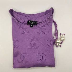 Chanel Purple CC logo T-Shirt with Ruched sides and Pearls. 22S